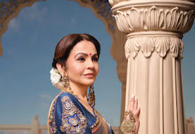 ১০০ বছরেরও বেশি পুরনো গয়না ও রাজকীয় বেনারসি শাড়িতে নীতা আম্বানি