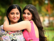 মেয়ের প্রেমের দৃশ্যের শুটিং-এ কি অস্বস্তিতে পড়তে হয় মা’কে ?