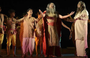 নষ্ট মঞ্চের পরিবেশ – সব জায়গায় রাজনীতি!