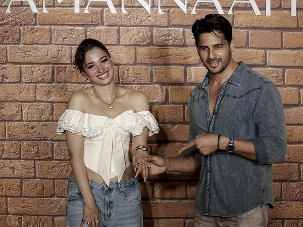 ডেনিমের সাথে হীরা? ফ্যাশন ট্রেন্ডে তামান্না ভাটিয়া 2 image 9 ডেনিমের সাথে হীরা? ফ্যাশন ট্রেন্ডে তামান্না ভাটিয়া image 9