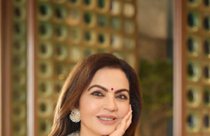নজর কাড়লো নীতা আম্বানির বিশাল হীরার কানের দুল এবং হাতে বোনা বেনারসি শাড়ি!